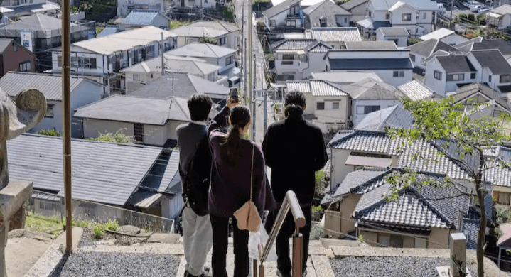 「京阪電車 事業共創チャレンジ 2025」に採択された株式会社timespaceのAIナビゲーションアプリとの実証実験として、京阪ホールディングス、timespace、そしてFabCafe Kyotoが協働し、イベント「わたしの感性で、京都を編集する 伏見・宇治・八幡エリアをtimespaceと巡るワークショップ」を開催した様子