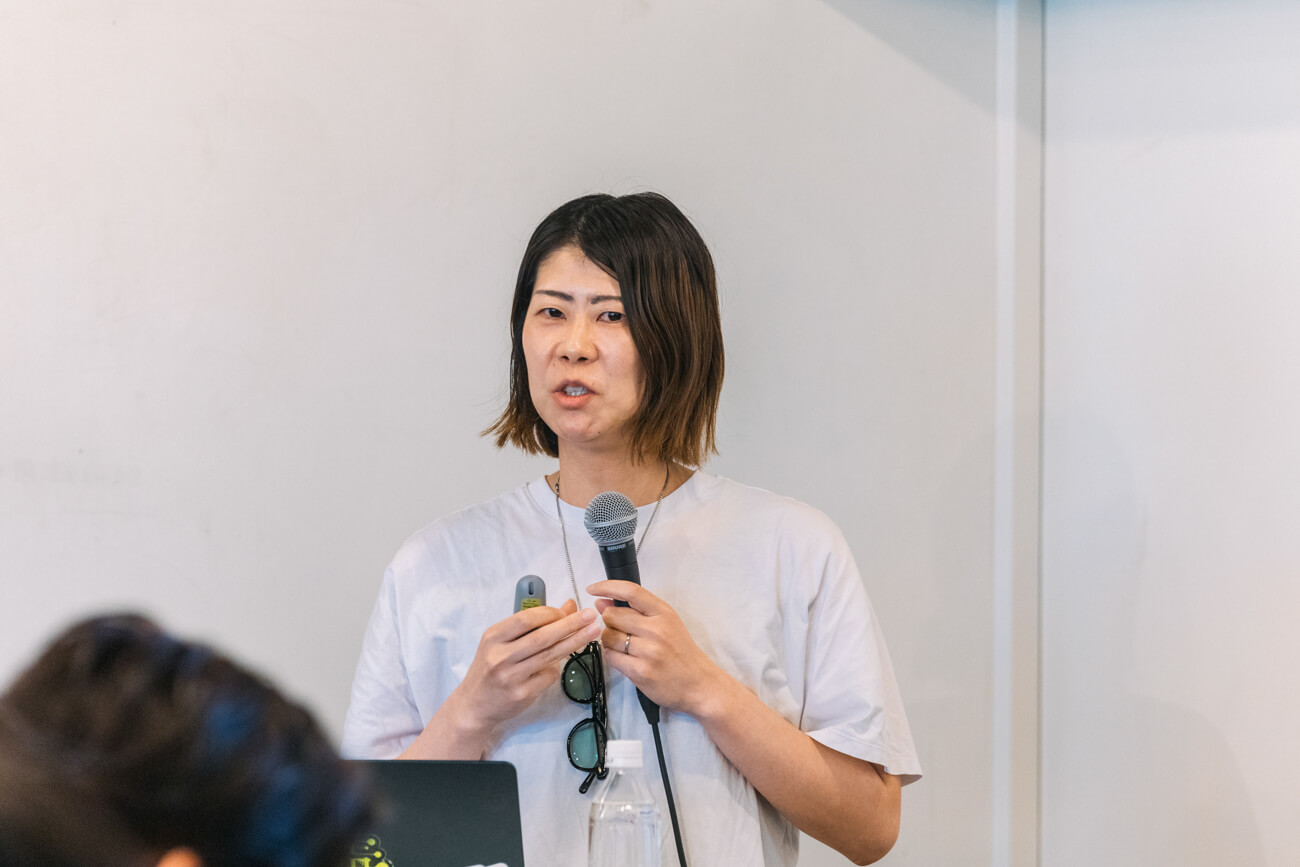 株式会社Monozukuri Venturesの横溝さん(女性)が登壇している様子