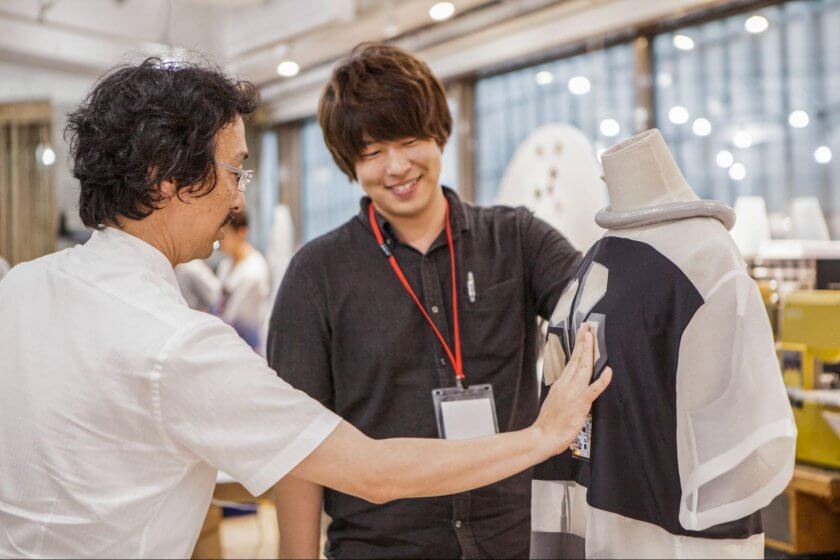 写真　これまでのミートアップの様子　参加者がプロダクトに触れて体験している様子