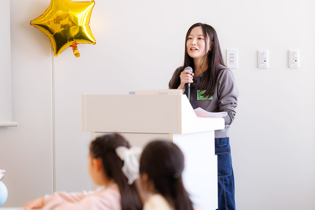 ワークショップを司会進行する、ロフトワークのメンバーの写真