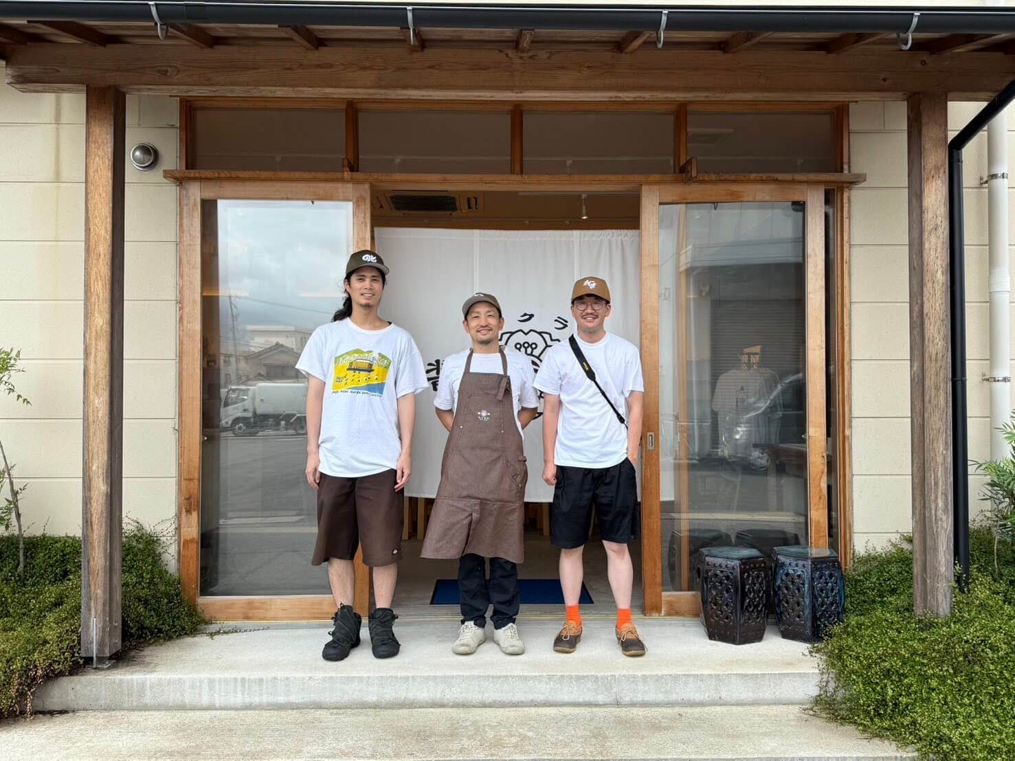 谷川醸造の前で記念撮影した写真