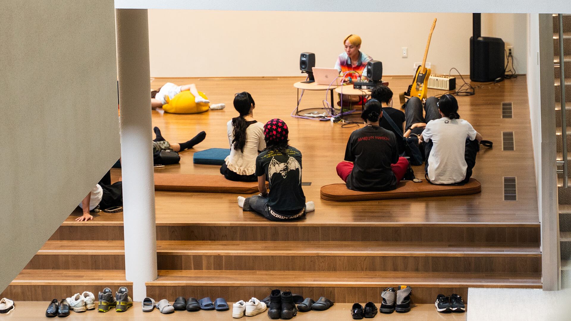 音楽を聴いている様子