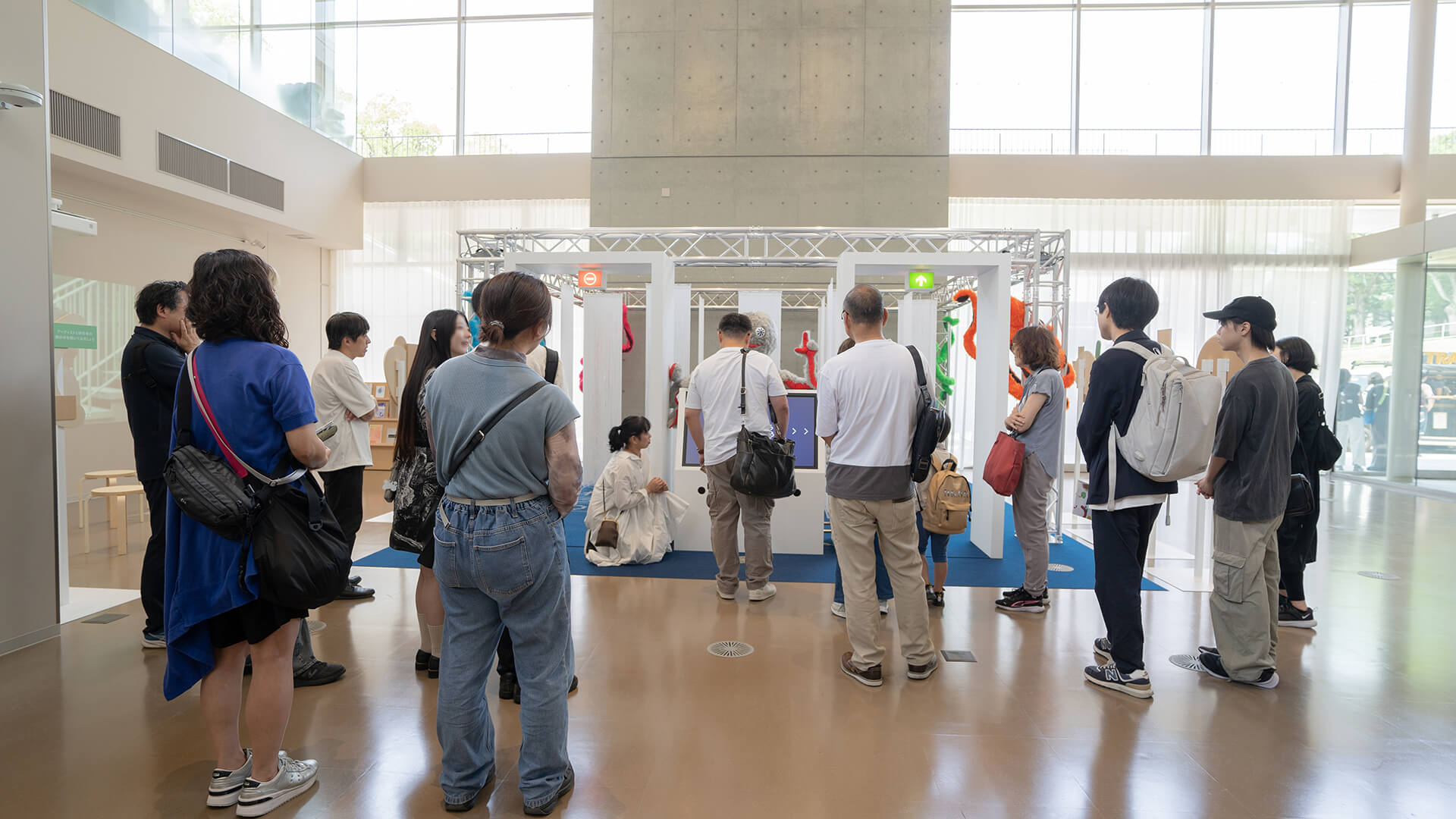 ギャラリーで集まる人々