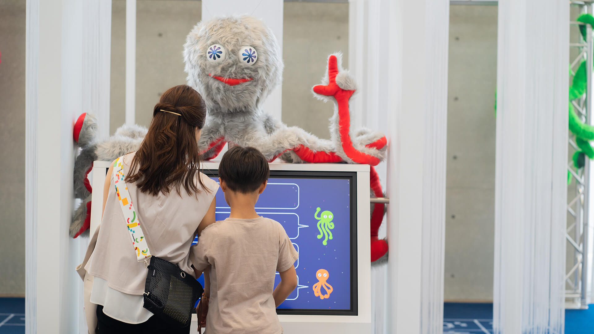 作品の前にいる親子