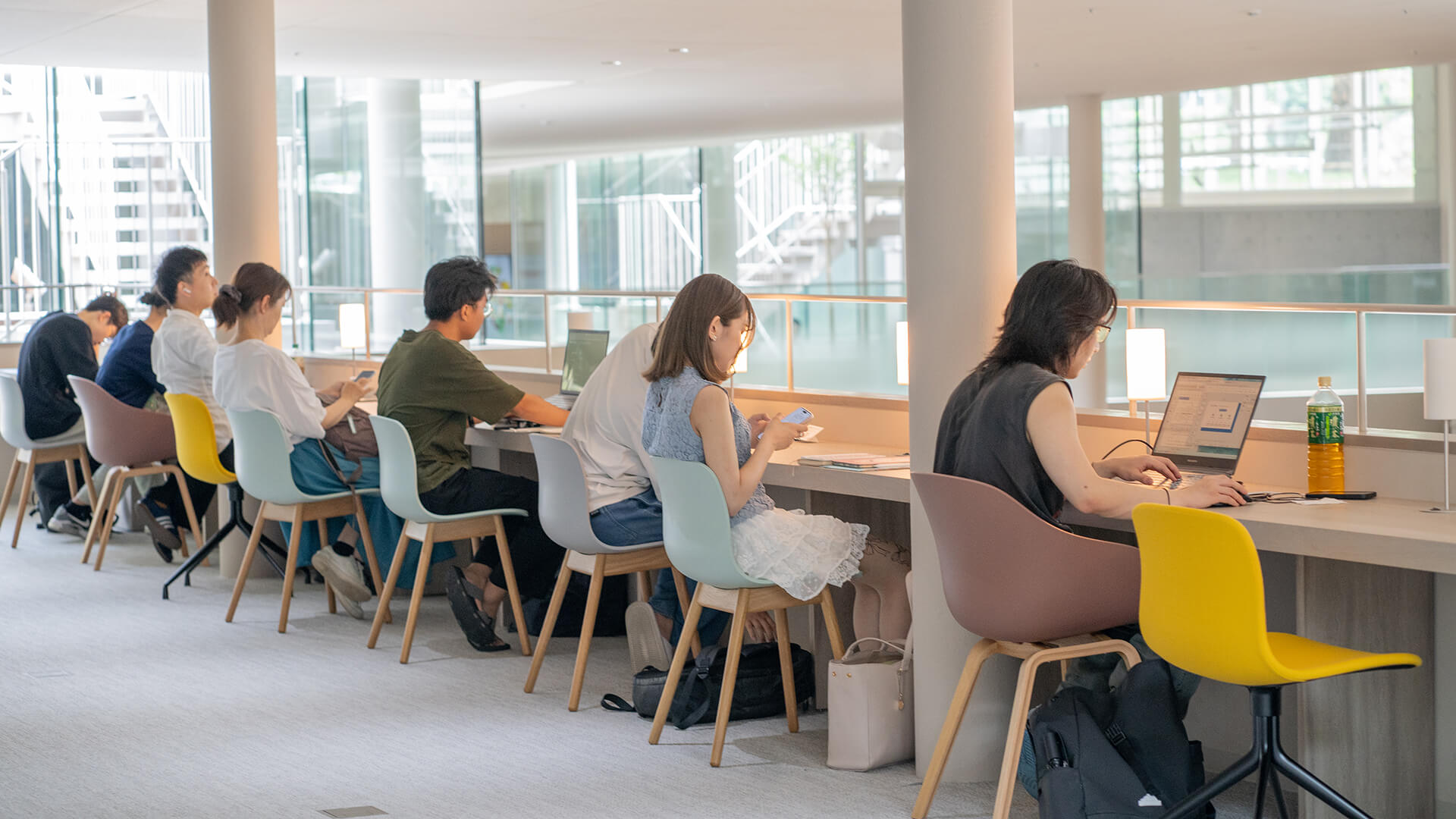 学生が勉強している様子