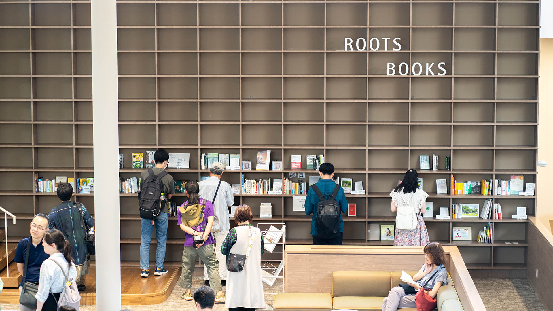 本棚の本を手にする人々