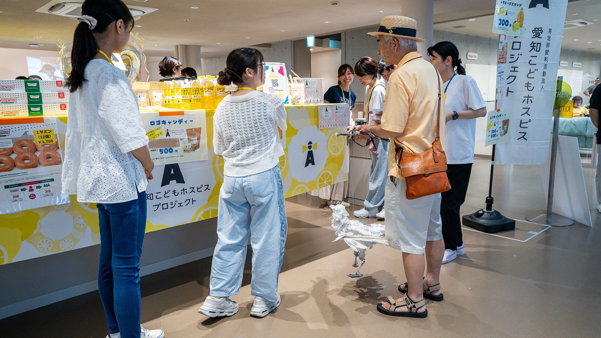 ブースの周りに人が集まっている様子