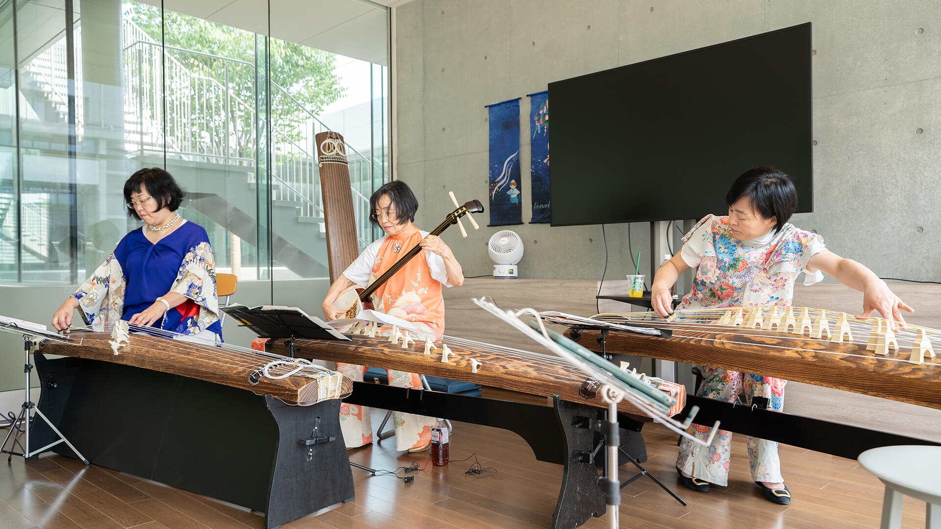 和楽器を弾く様子