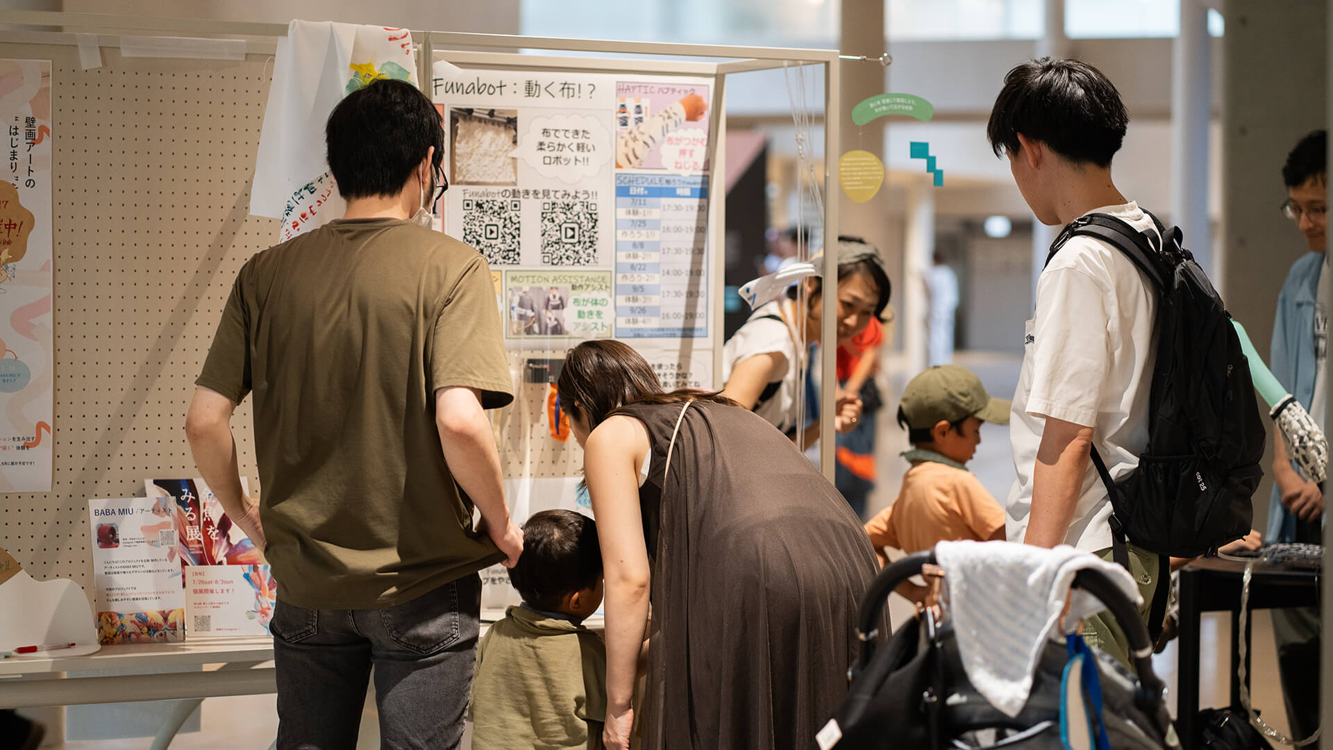 ブースを見ている様子