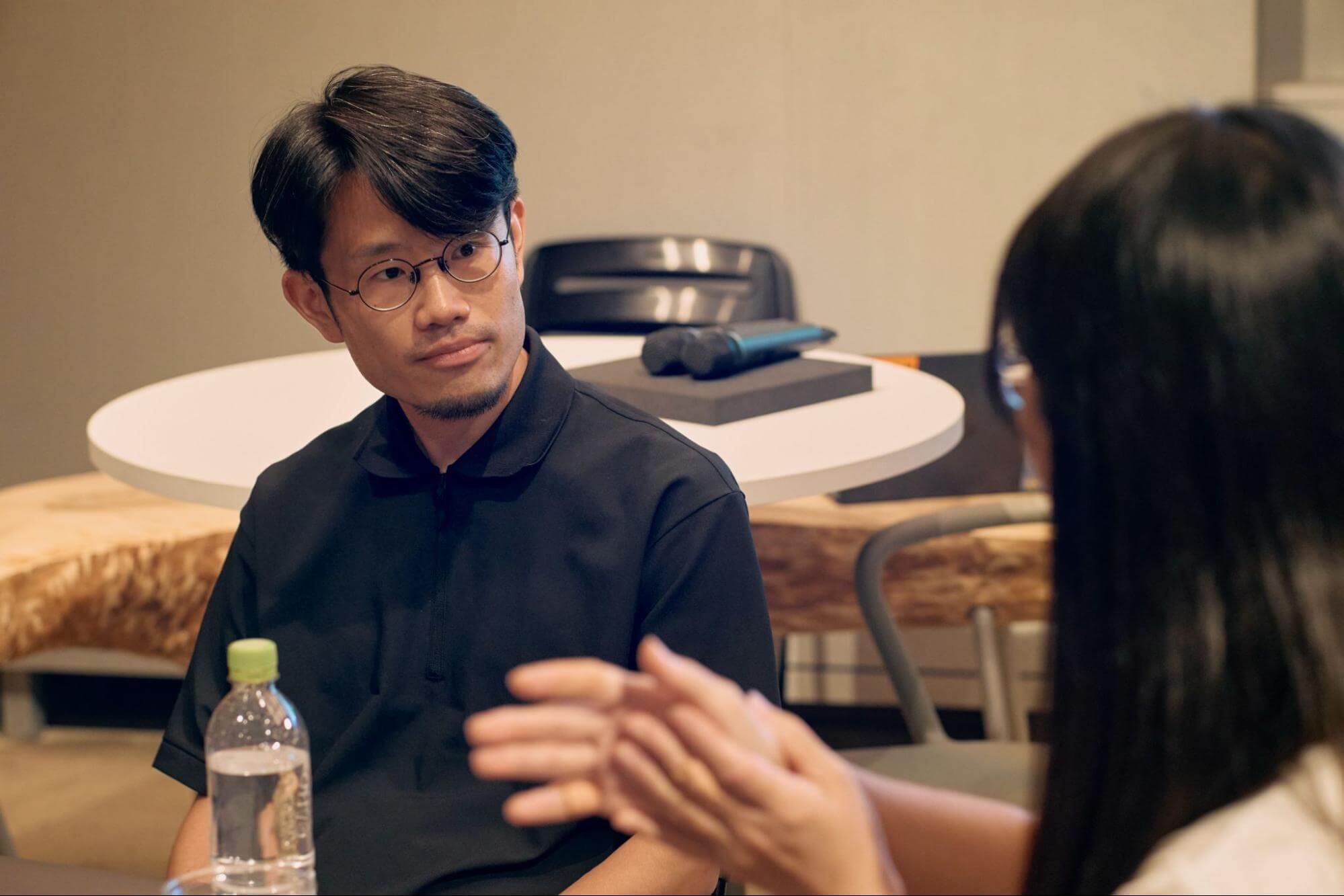 参加者と対話する村上