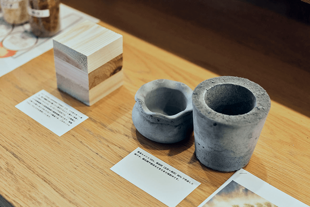 カルマニでの共創から生まれた試作品。地域資源を活用した木材ブロックとコンクリート製の器が並ぶ
