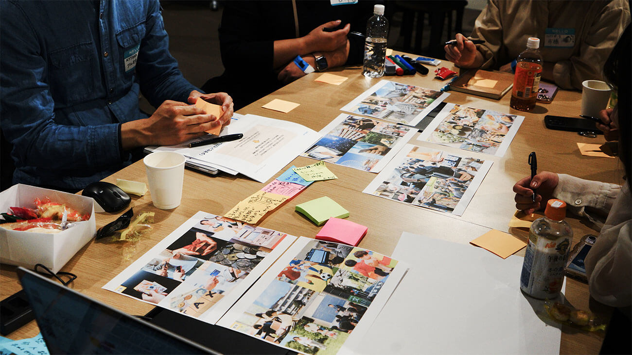 ワークショップで複数人で仮説を検証する様子