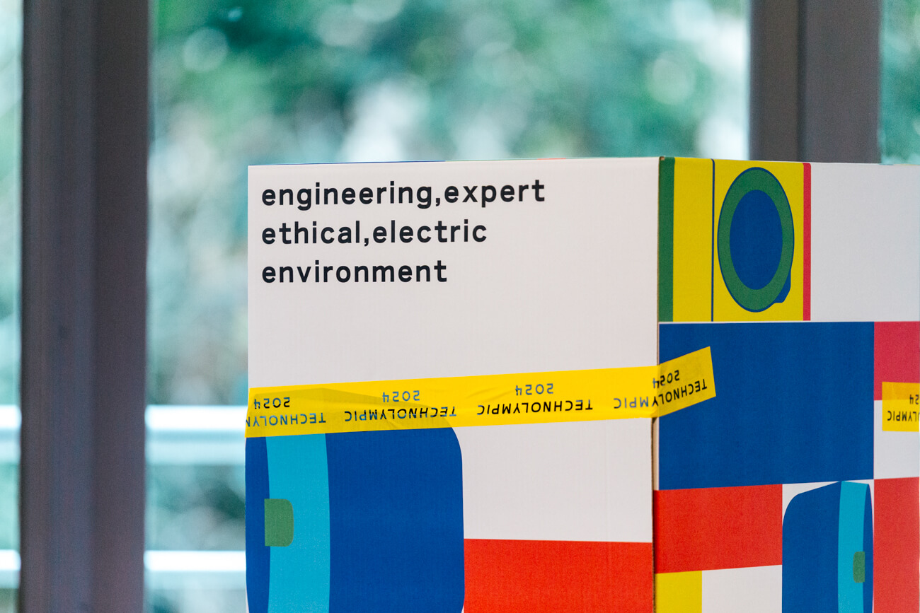 会場装飾の写真。ブロック状にアレンジされたキービジュアルに「Engineering,exper」「tethical,electric」「environment」の文字が書かれている