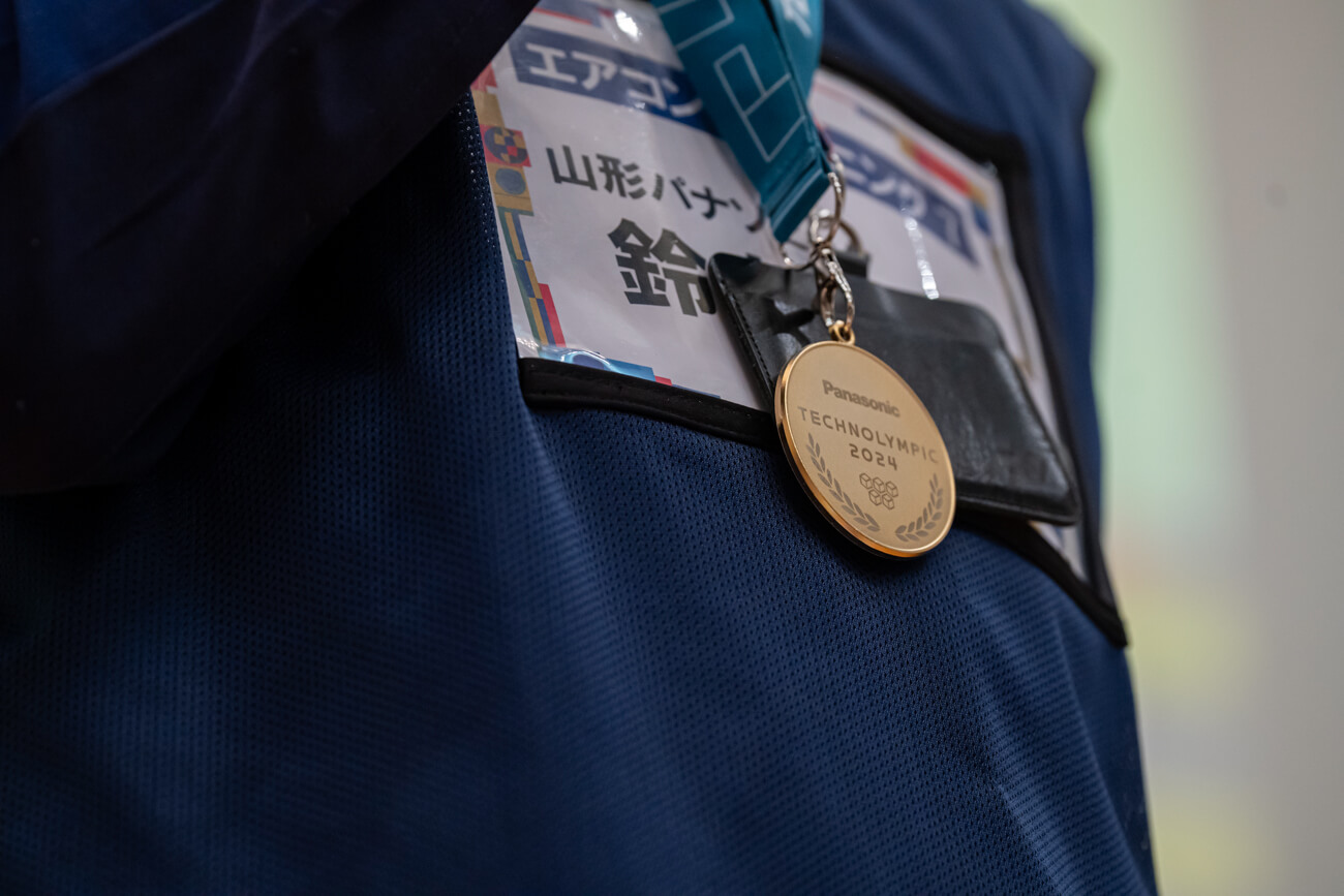 修理技術員に贈られた、大会メダルの写真