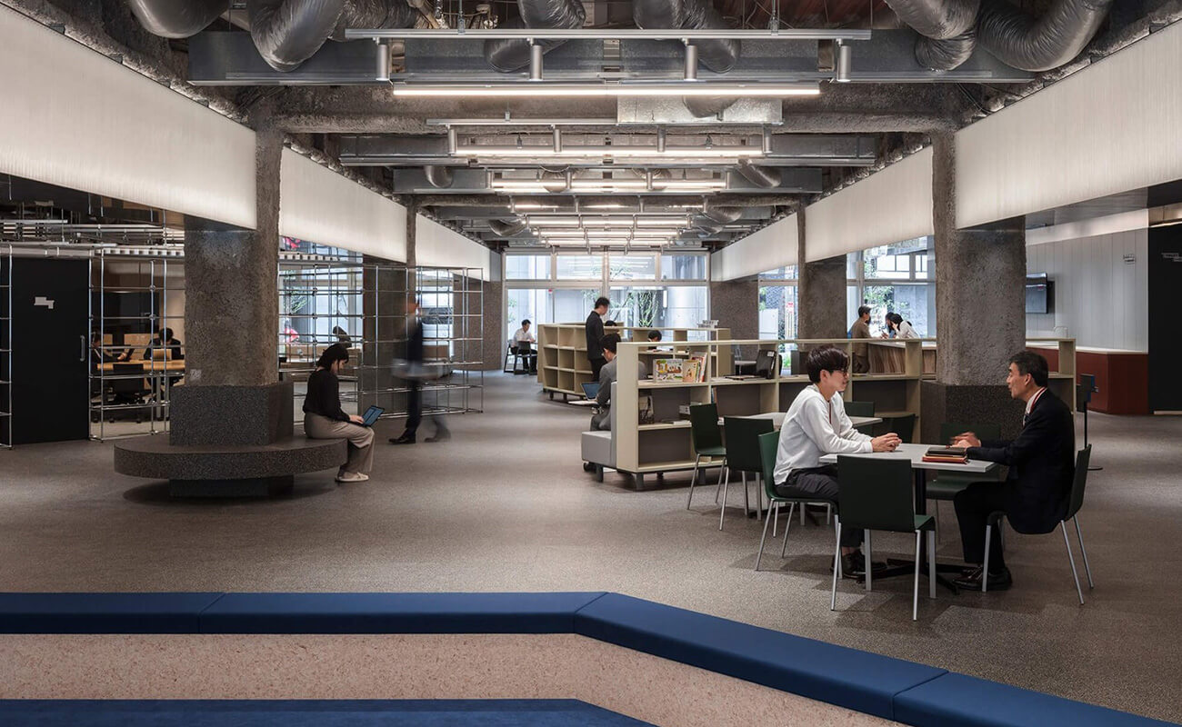 中央復建コンサルタンツの新オフィス内観。開放的な空間で、打ち合わせや個人作業を行う社員の姿が見える。