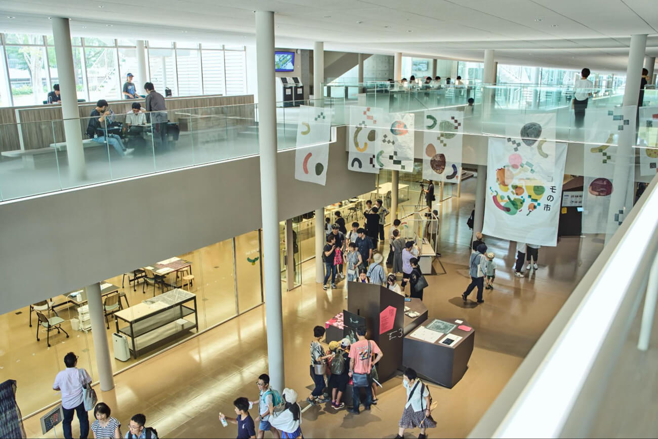 ComoNeの施設内の様子。窓の多く明るい空間のなかで、たくさんの人が行き交う