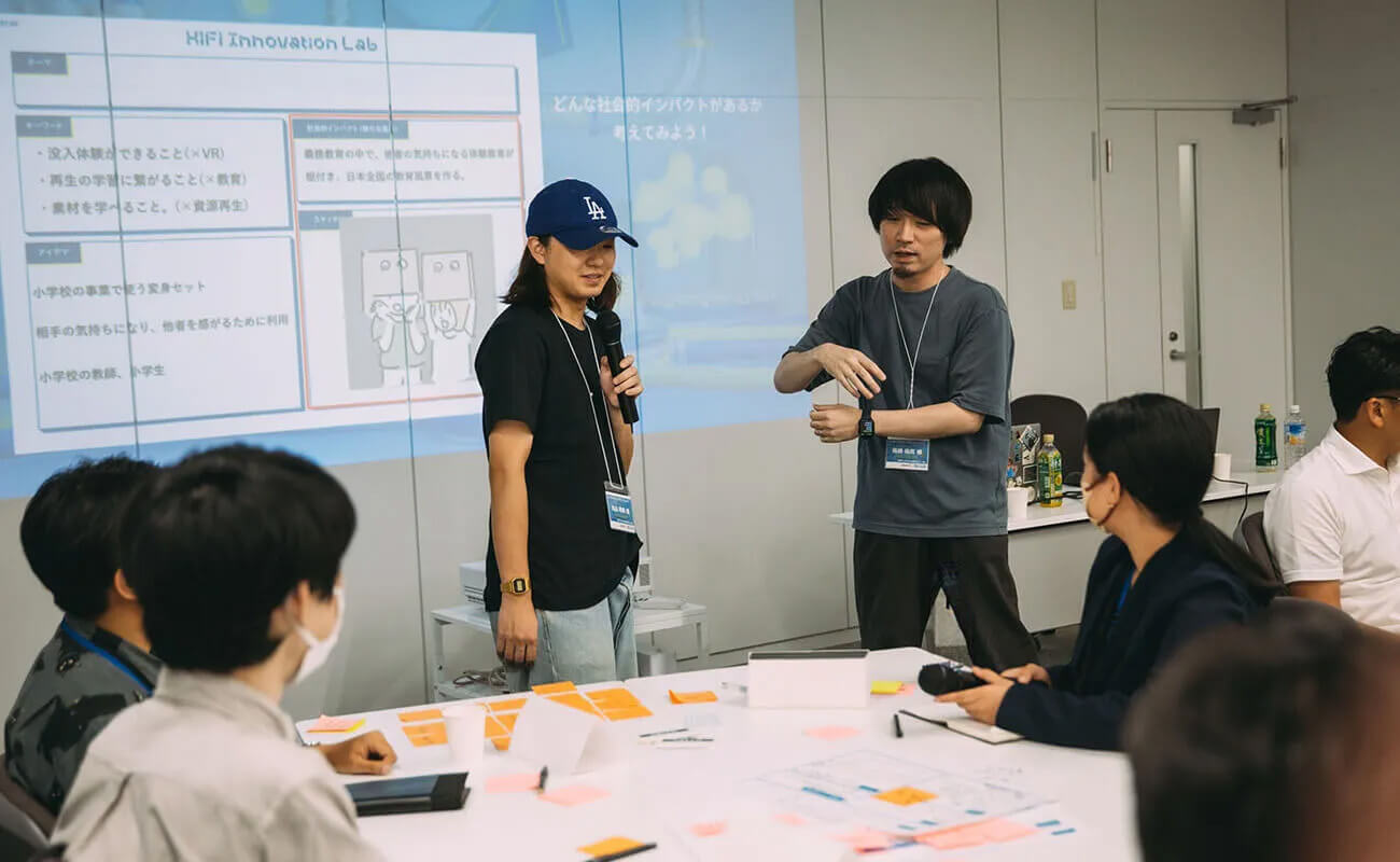 SFプロトタイピング研修の様子。ゲストであるクリエイターが前に立ち、参加者と議論を行っている