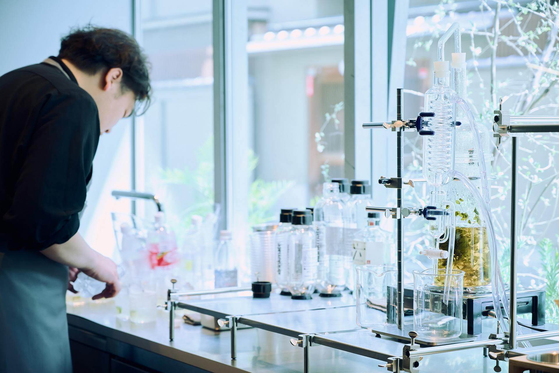 福田がキッチンにいる