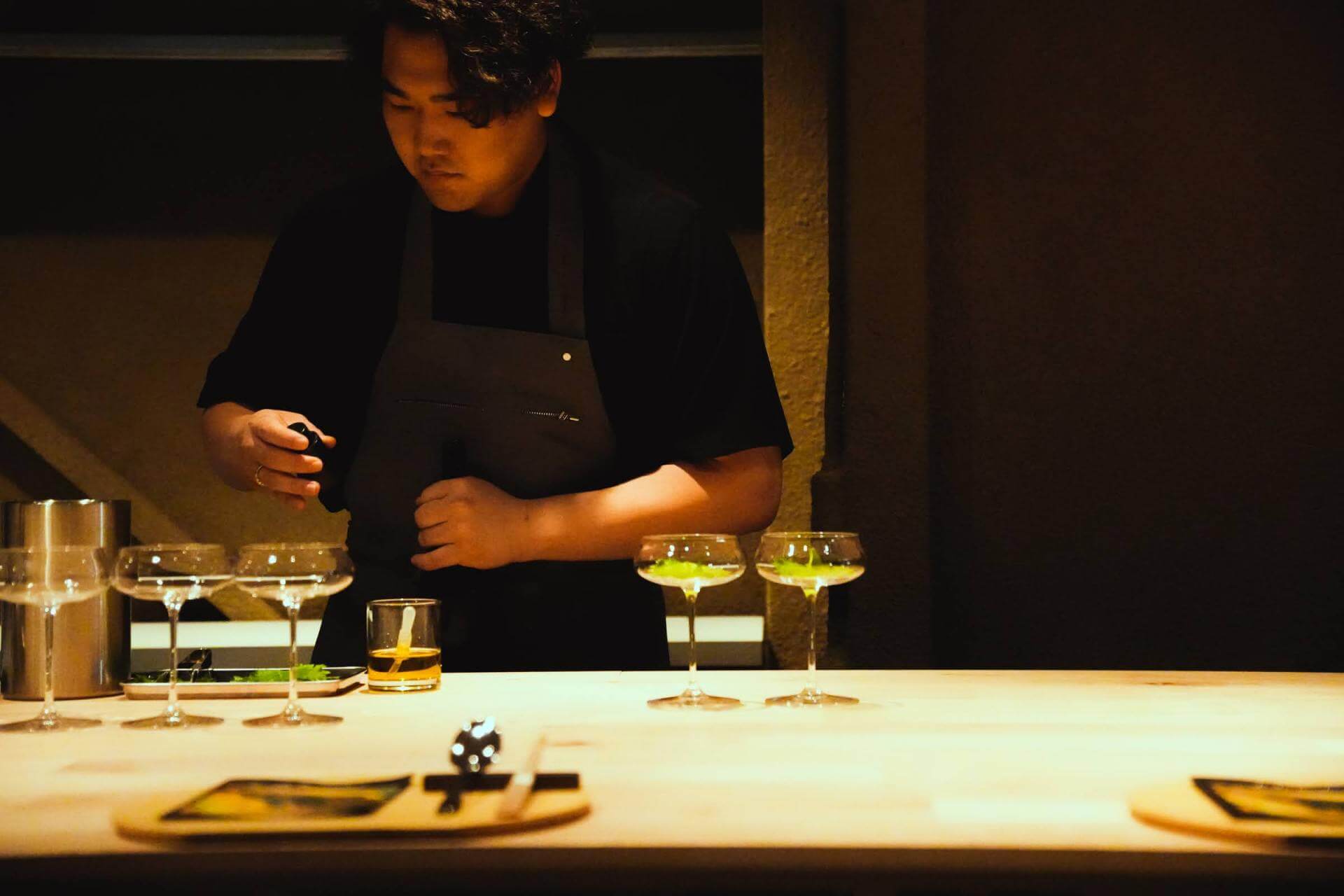 福田がドリンクを創作している