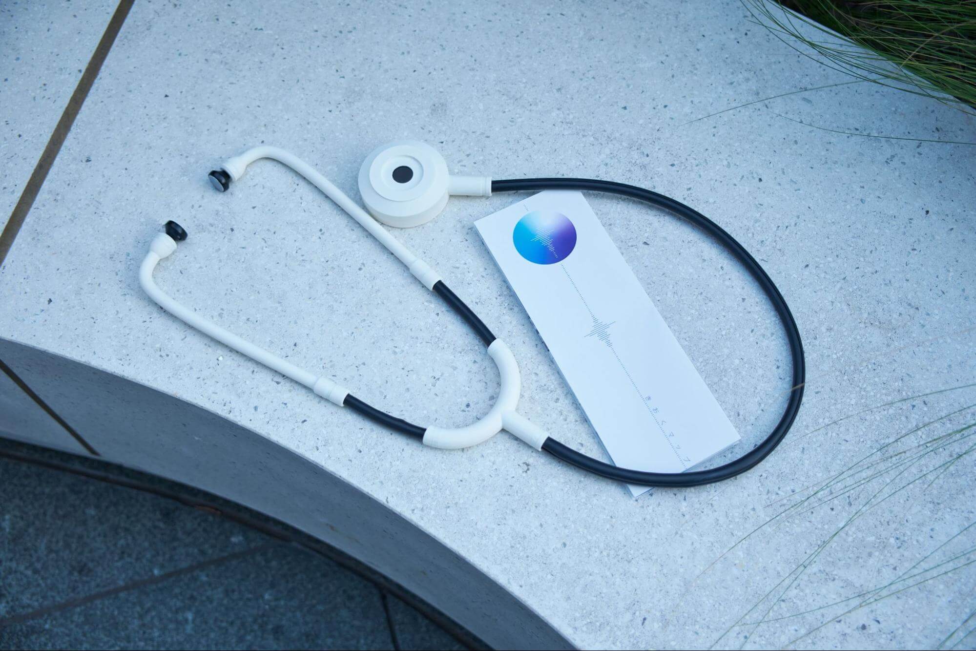 街角に貼ったシールに聴診器をあてると音声が聞こえる