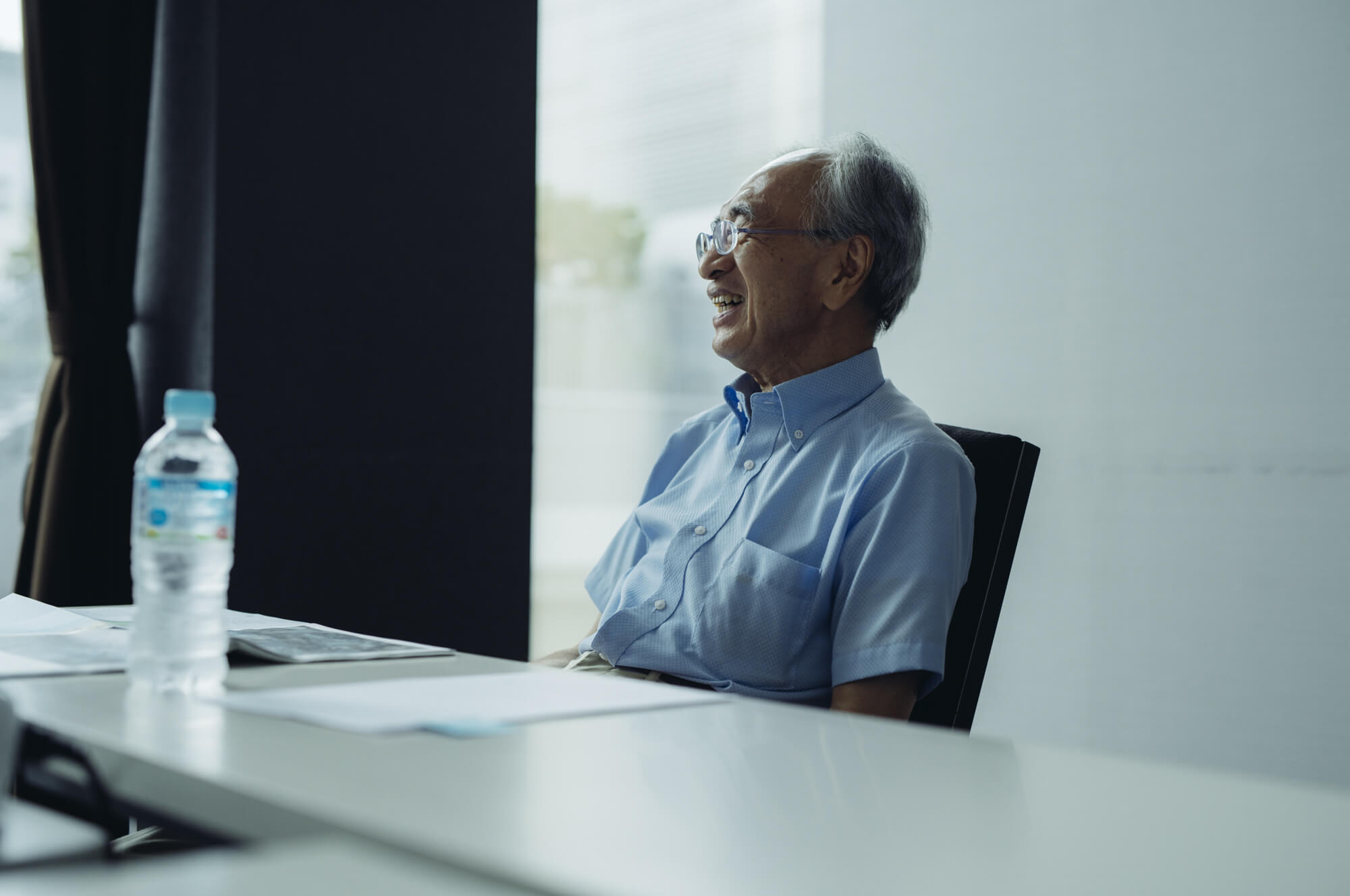 写真：サントリーホールディングス 山田 健さんが笑顔でインタビューを受けている様子