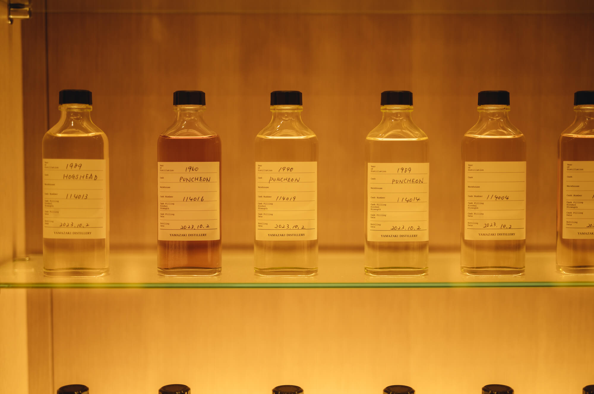 写真：サントリー山﨑蒸留所にてウイスキーが並ぶ