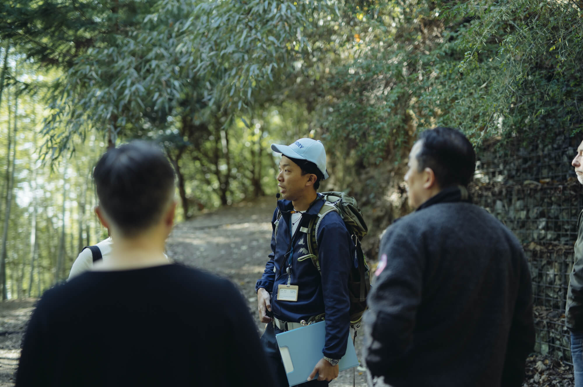 写真：天王山を登る一行の様子