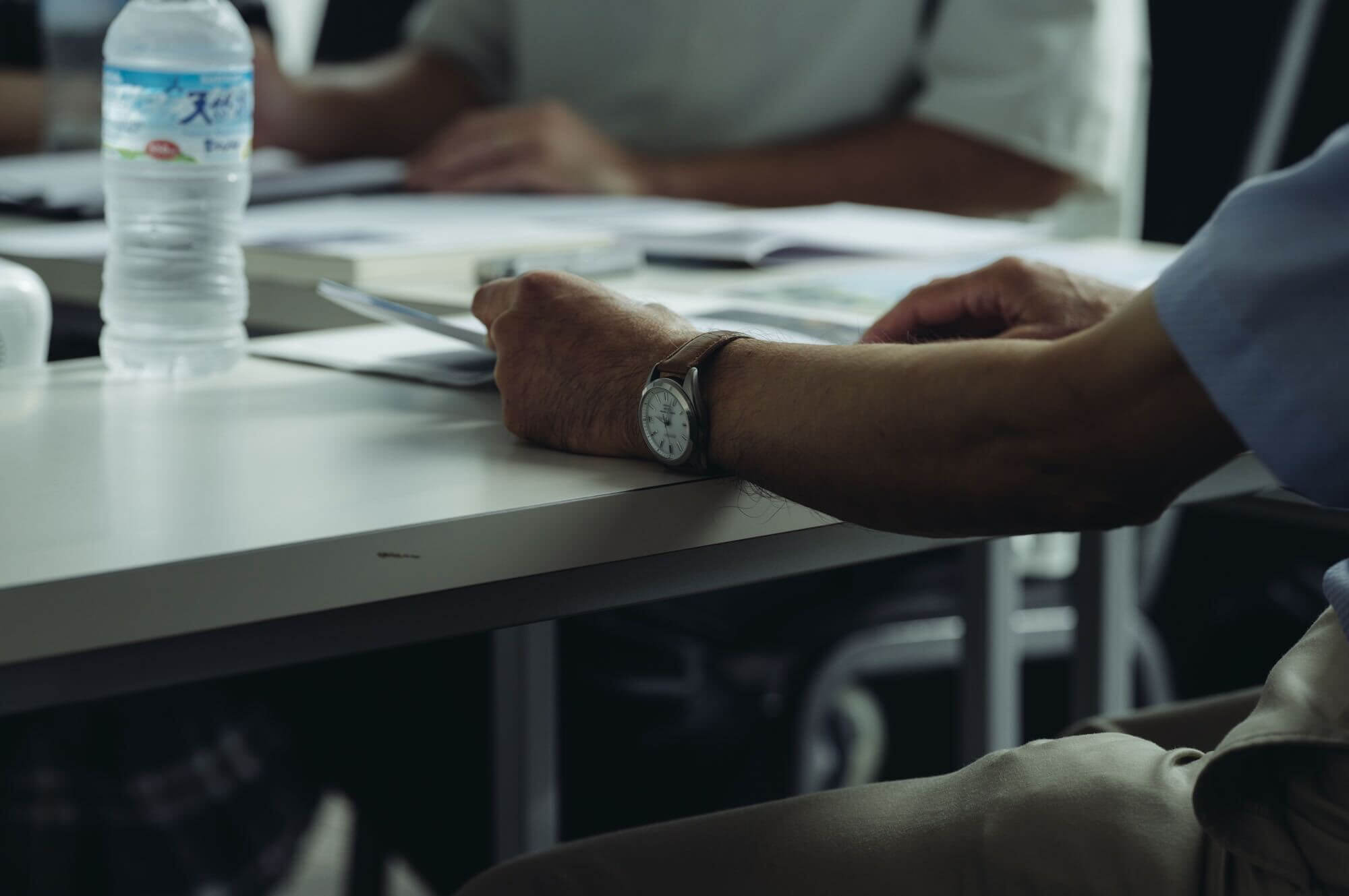 写真：インタビューを受ける、サントリー山田さんの手元