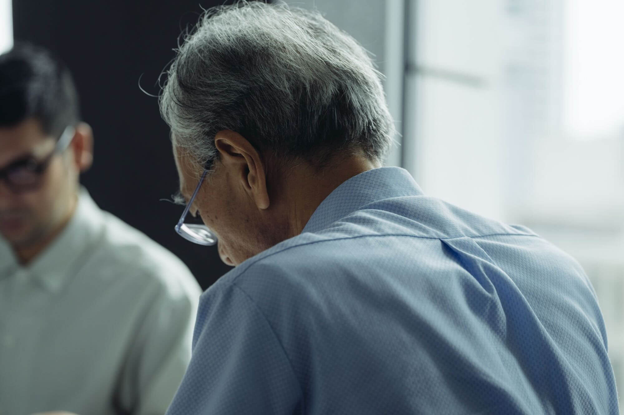 写真：サントリー、山田さんが資料を見る様子