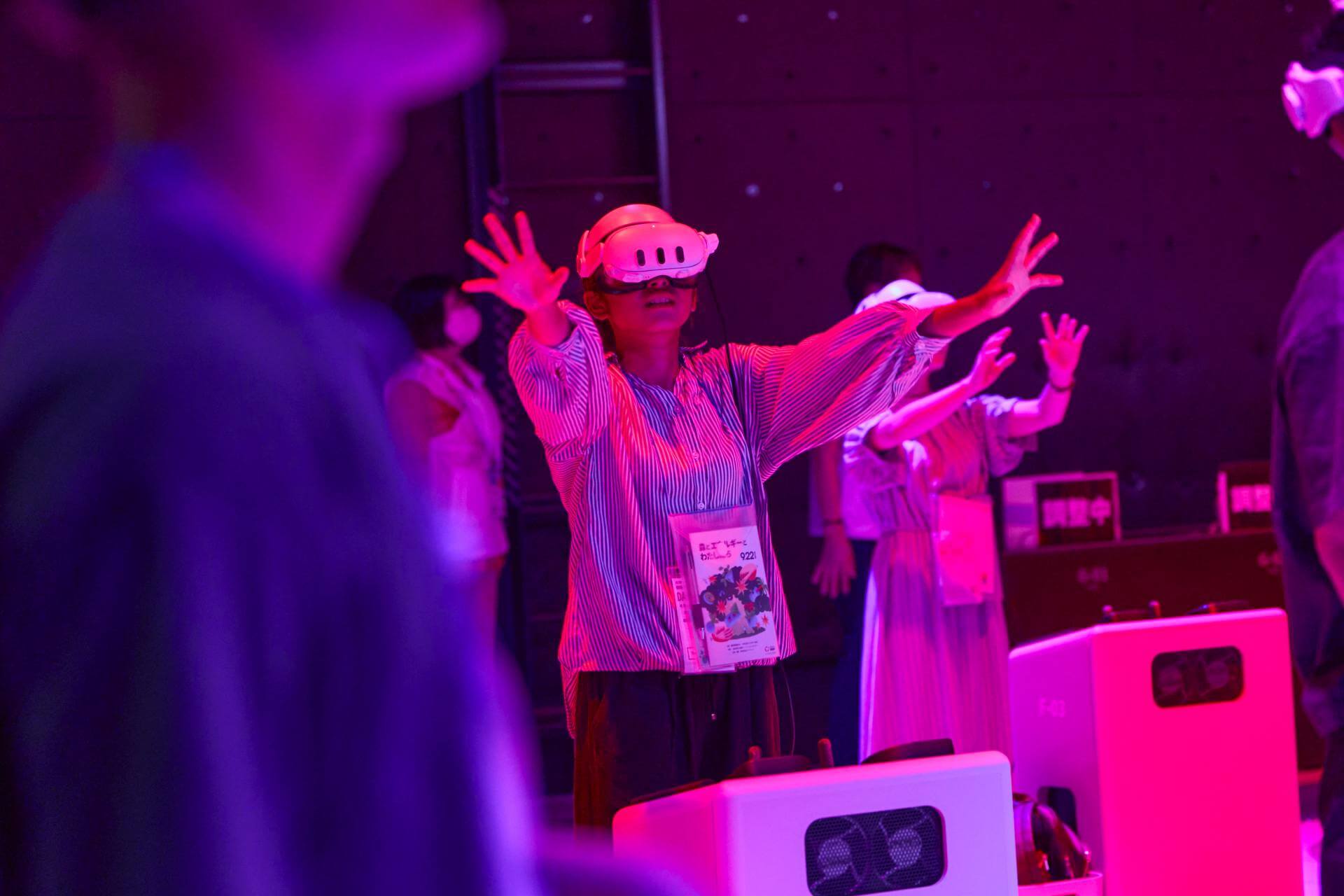 写真：ガスパビリオン　おばけワンダーランド：e-メタンが描く新しい都市ガスのかたち　において、VRゴーグルをつけている学生たち