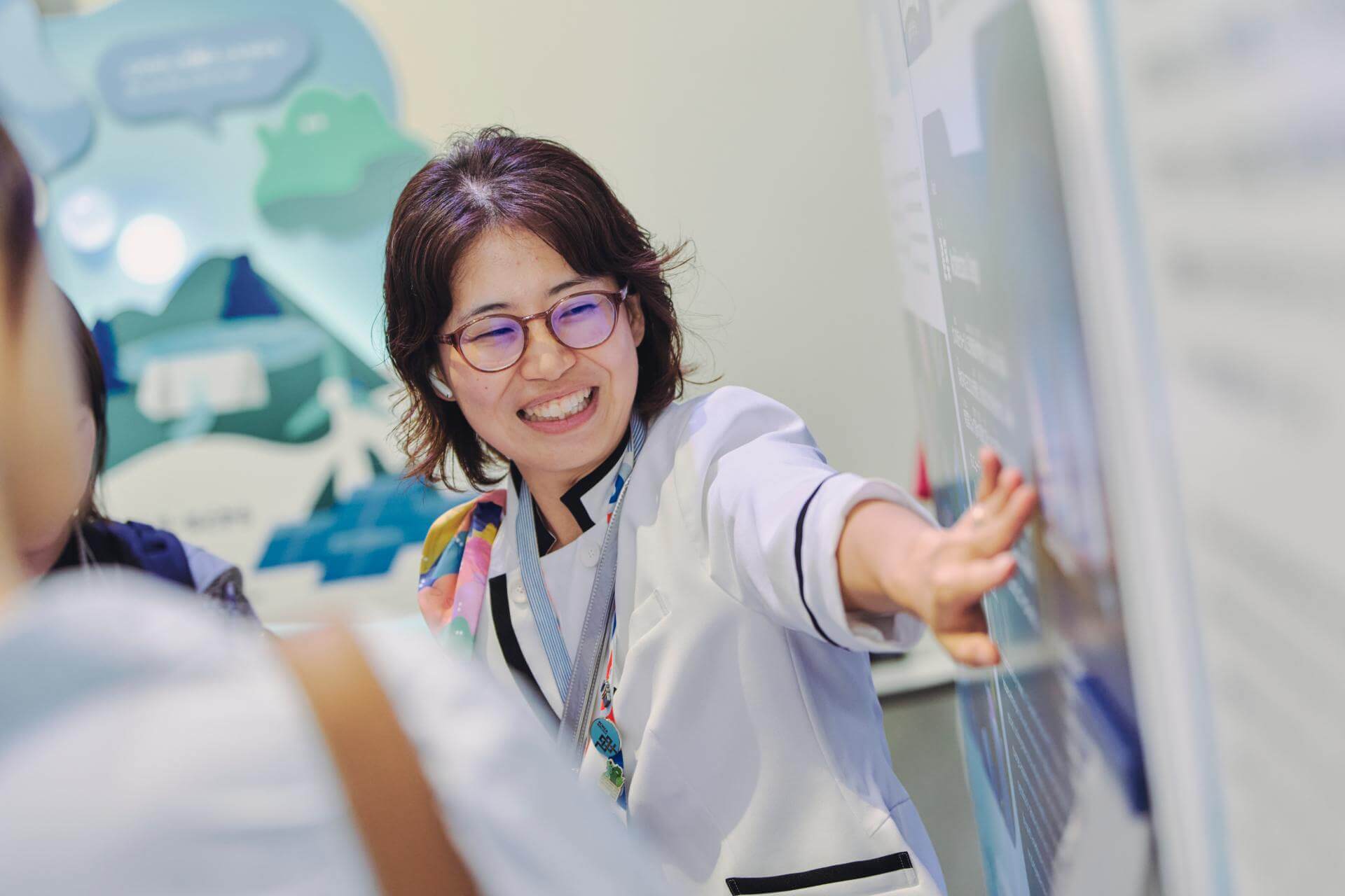 写真：ガスパビリオンで展示の説明をする様子