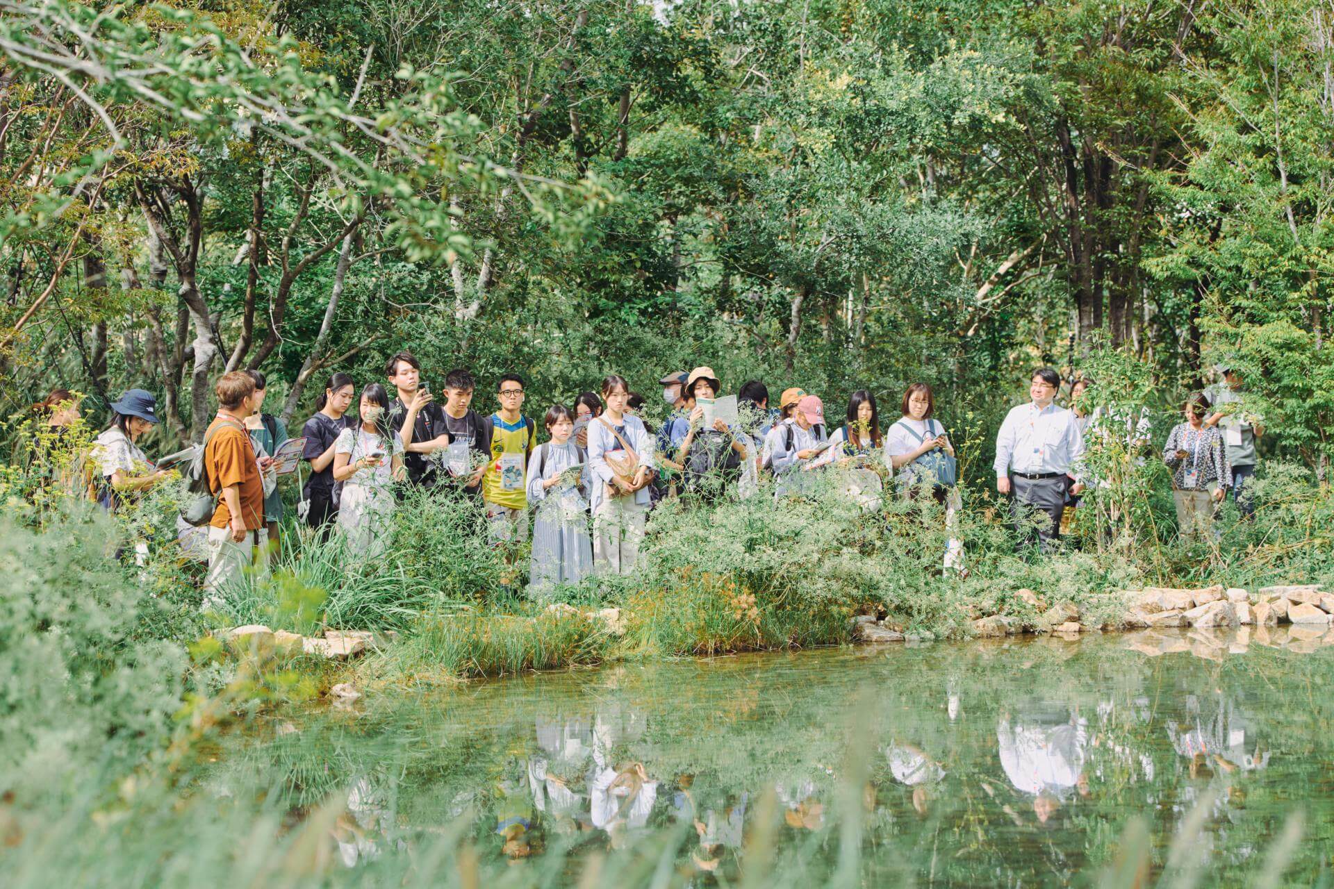 写真：静けさの森を散策する学生たち