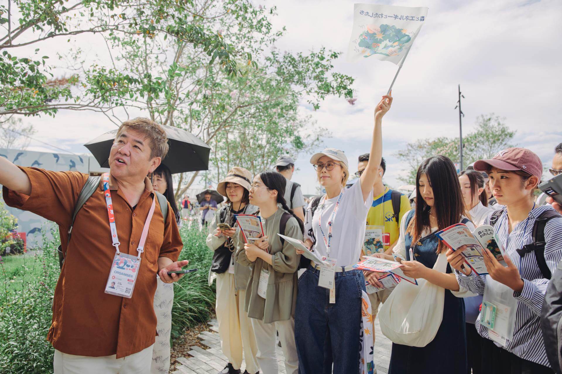 写真：静けさの森を案内する忽那裕樹さん