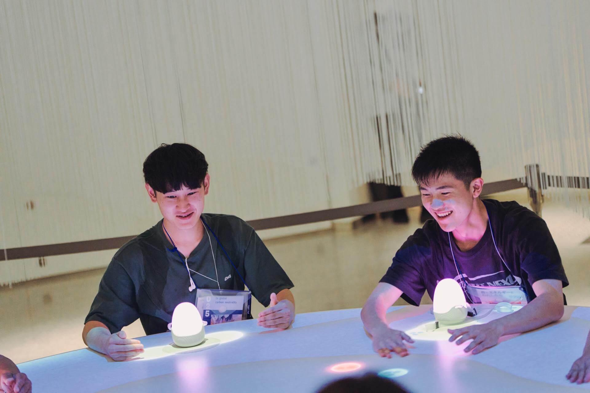 写真：電力館 可能性のタマゴたちを体験する学生たち