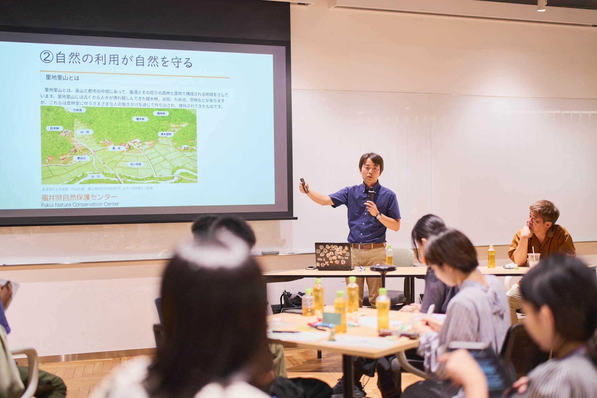 写真：レクチャーを行う深野祐也准教授