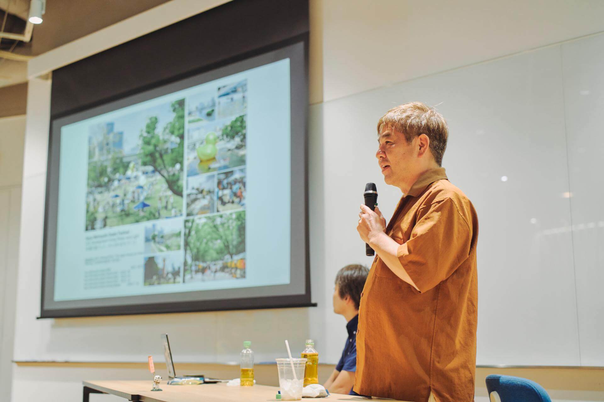 写真：レクチャーを行う忽那裕樹さん