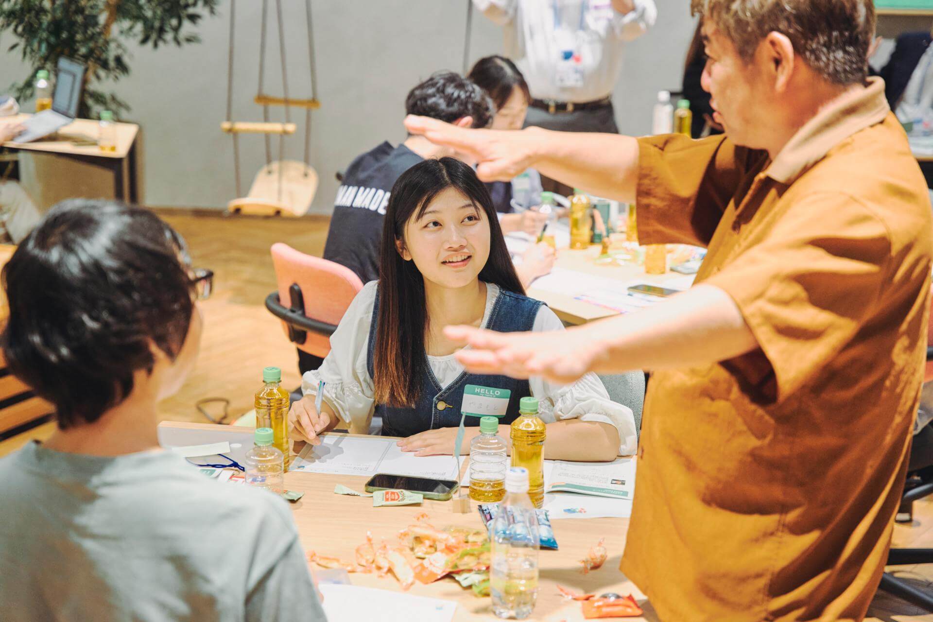 写真：学生たちの議論に混ざる忽那裕樹さん