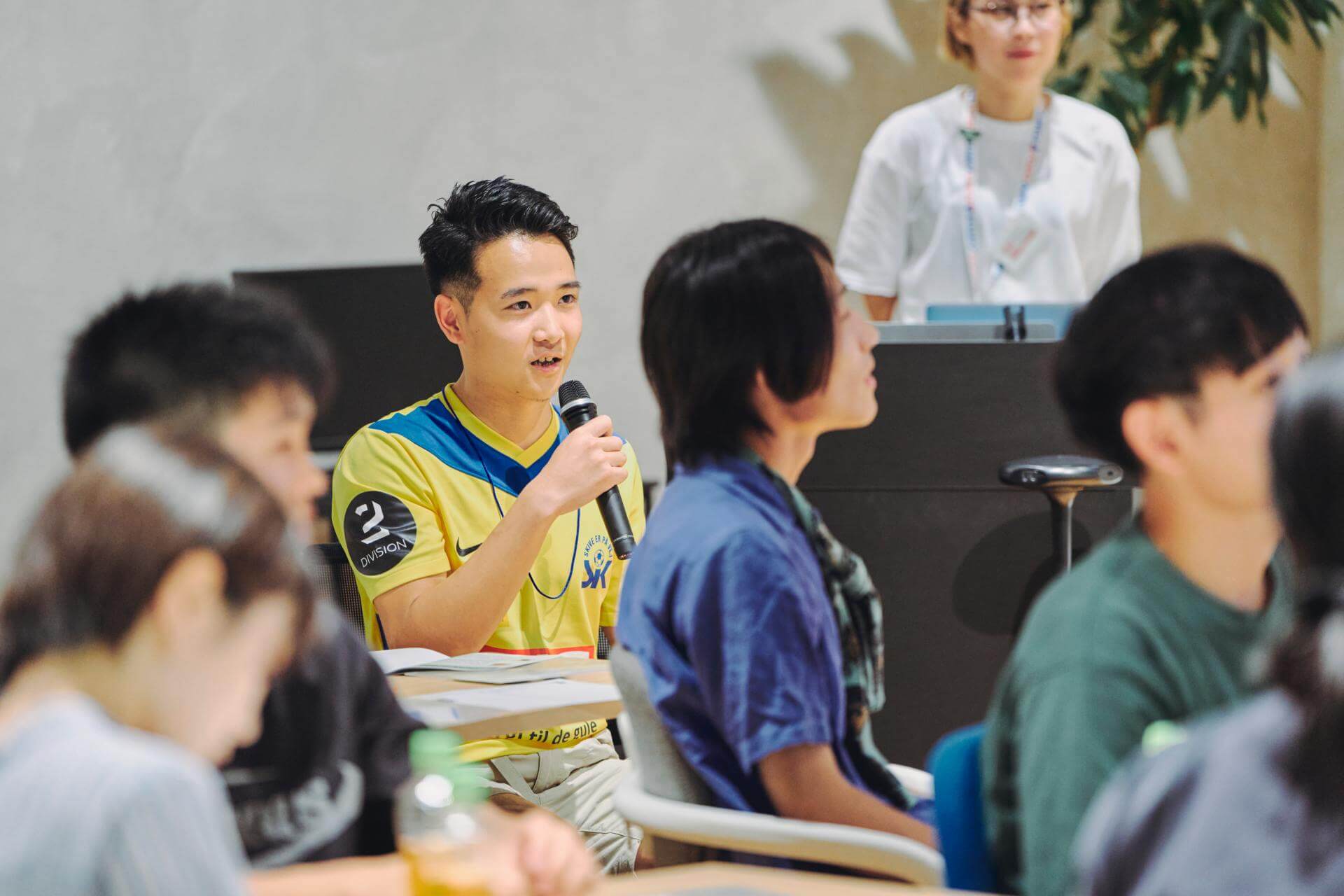 写真：チームで議論した内容を発表する学生