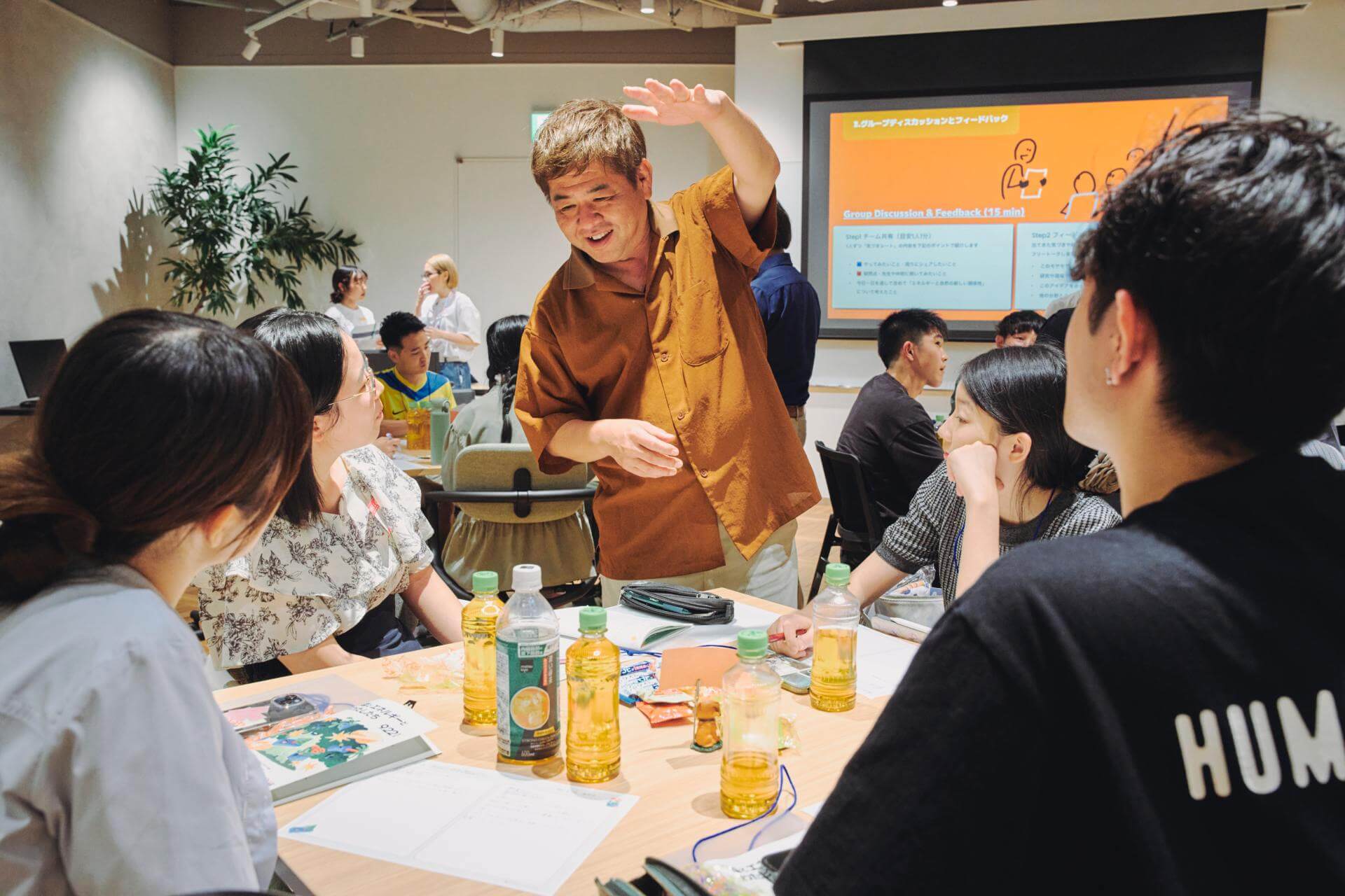 写真：学生たちの議論に混ざる忽那裕樹さん