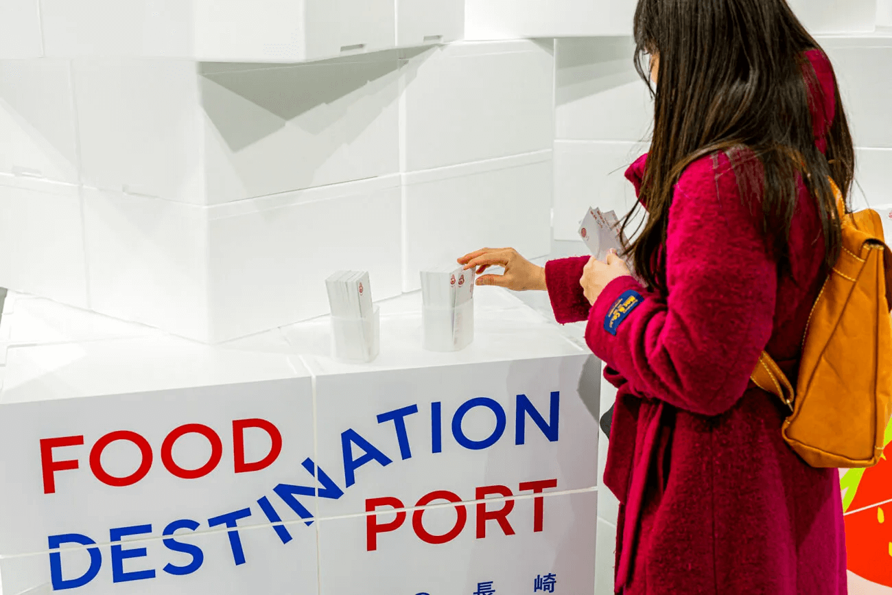 長崎空港での展示の様子。発泡スチロール素材で構成されたユニークな什器に持ち帰り可能なカードが設置されている。