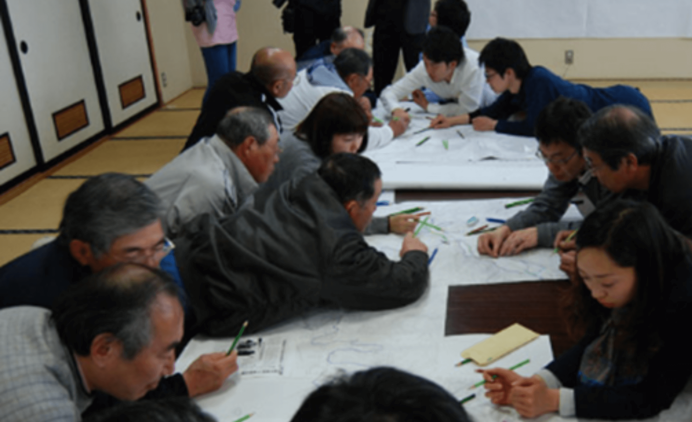 屋外で開かれた逃げ地図ワークショップの様子。