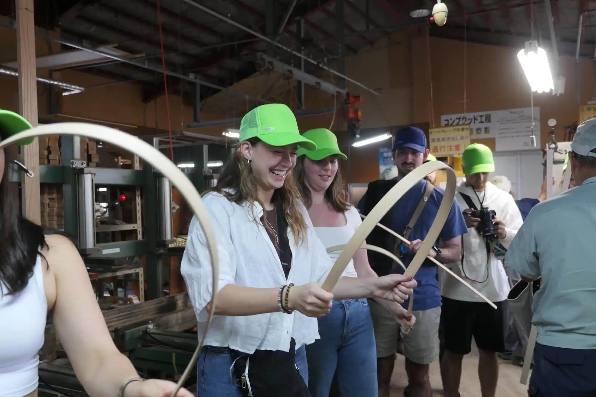 飛騨の木を手にしている様子