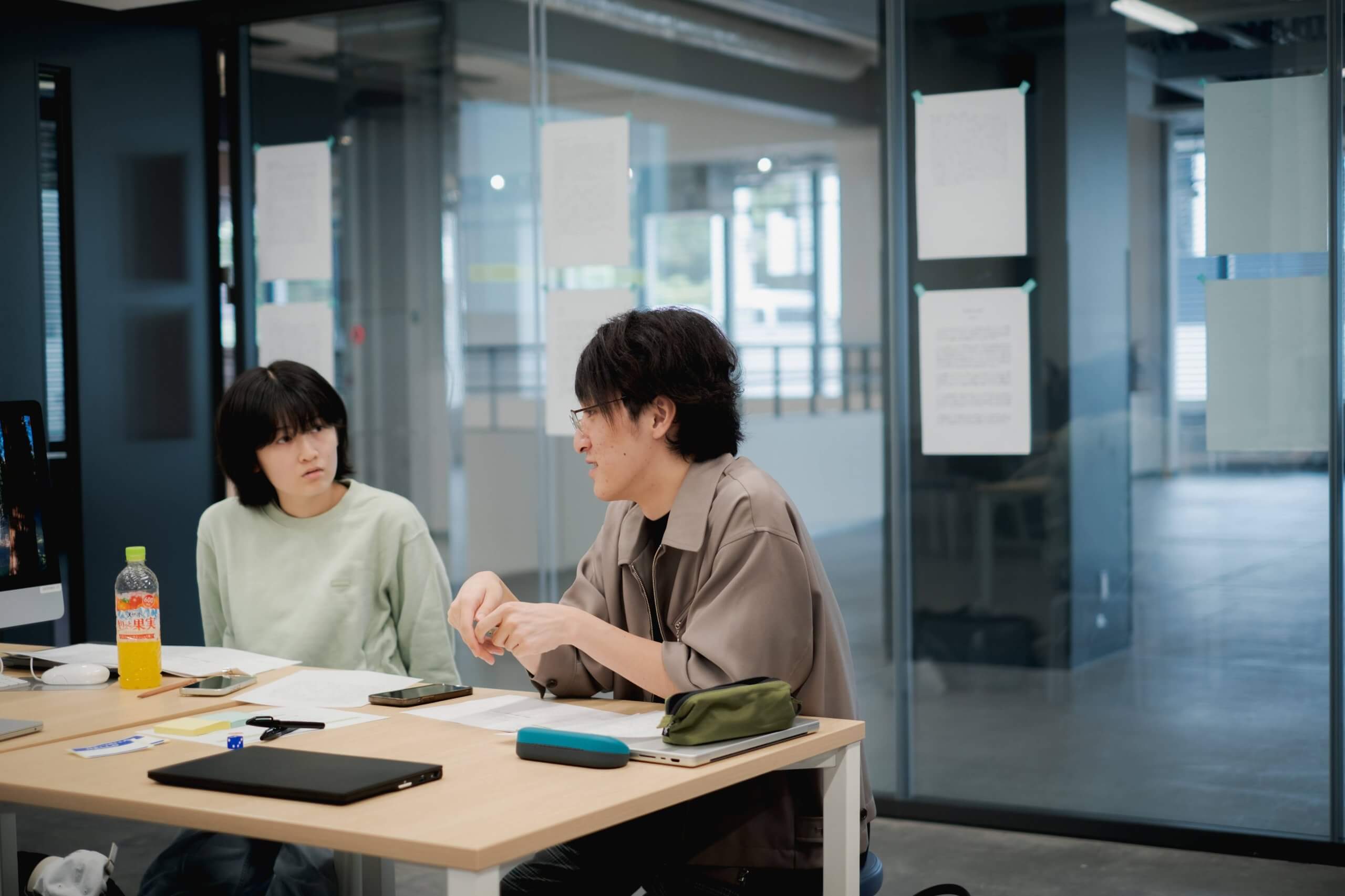 写真：対話する学生