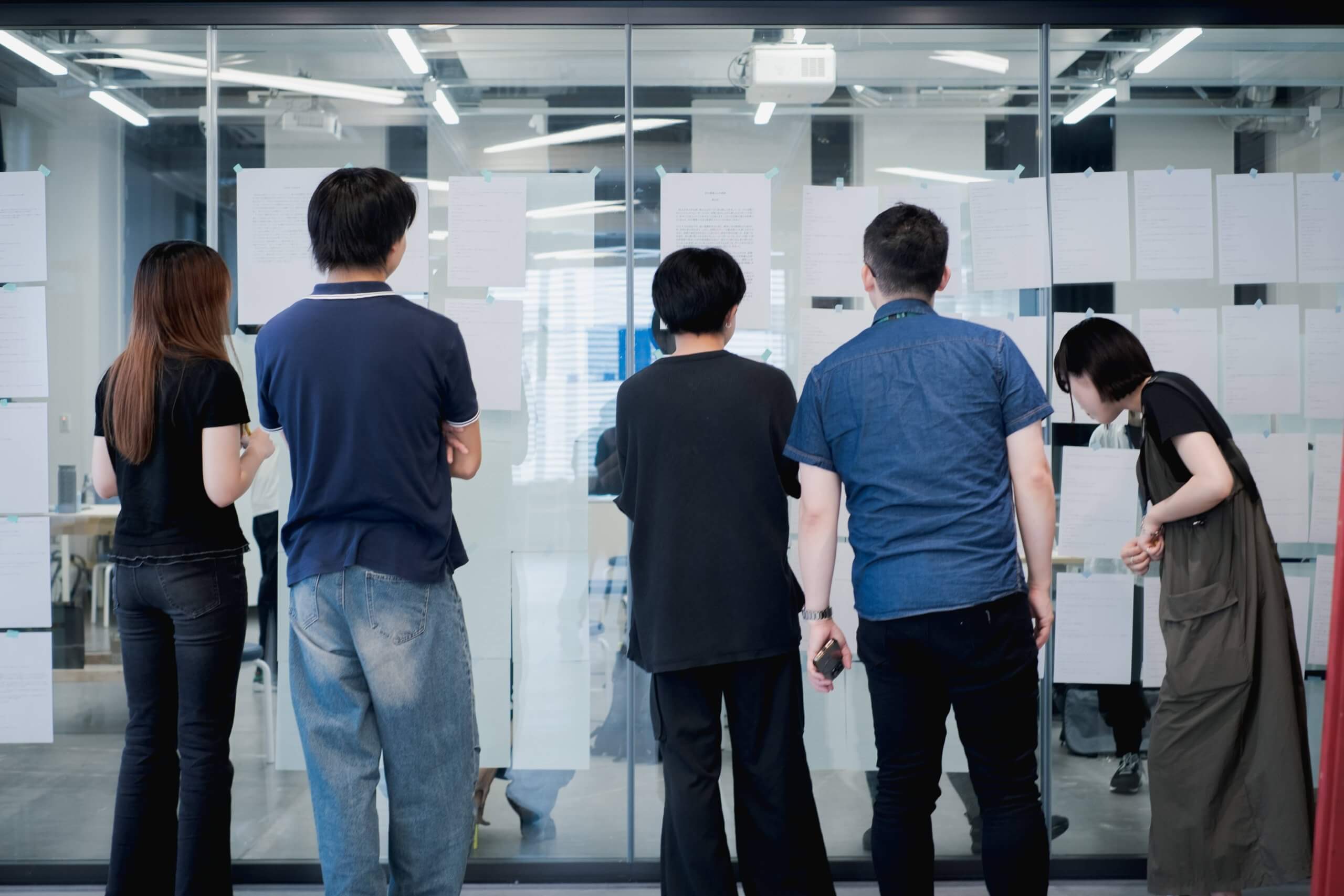 写真：作品を眺める学生たちの様子