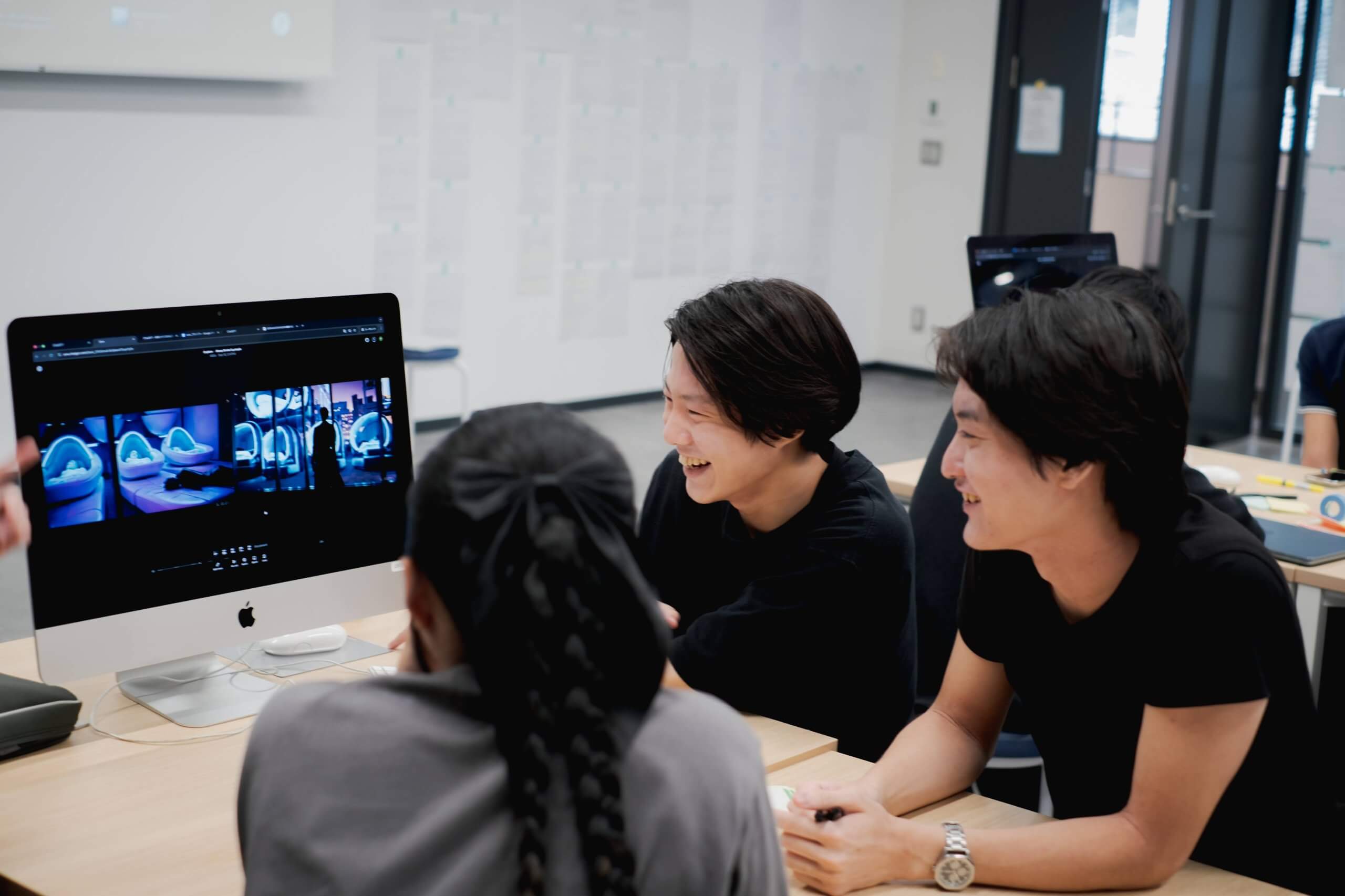 写真：ディスプレイを見ながら私なりを作成する学生