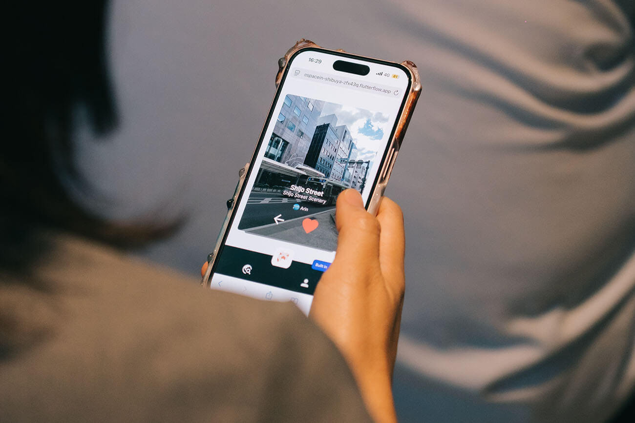 timespaceのアプリ画面を見る参加者の様子