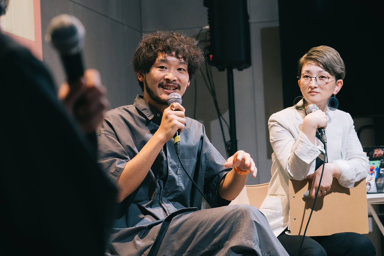 クロストークで登壇者に語りかける男性（茂谷さん）の様子