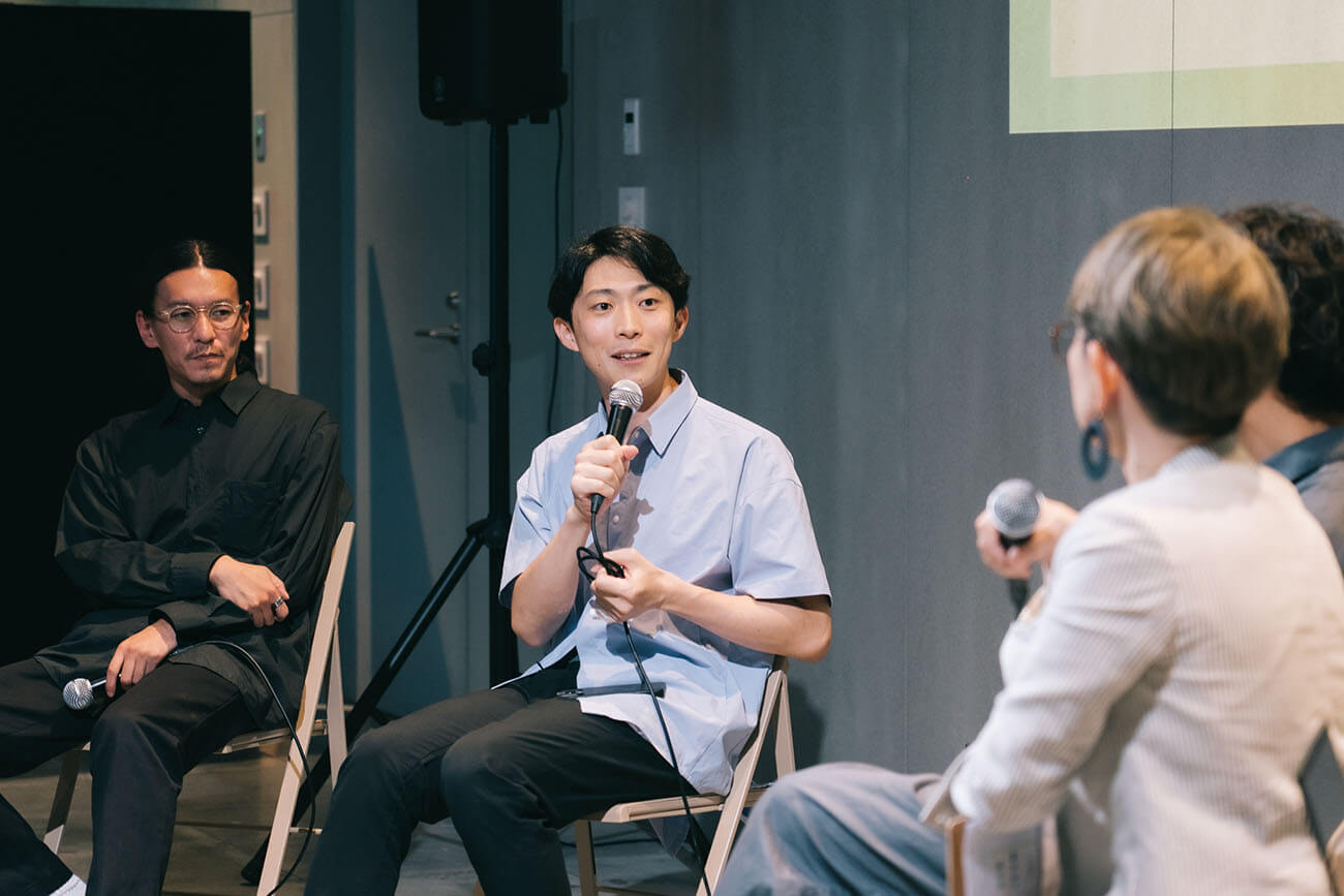 クロストークパートで、質問に対して回答する男性（中圓尾）の様子を捉えた写真