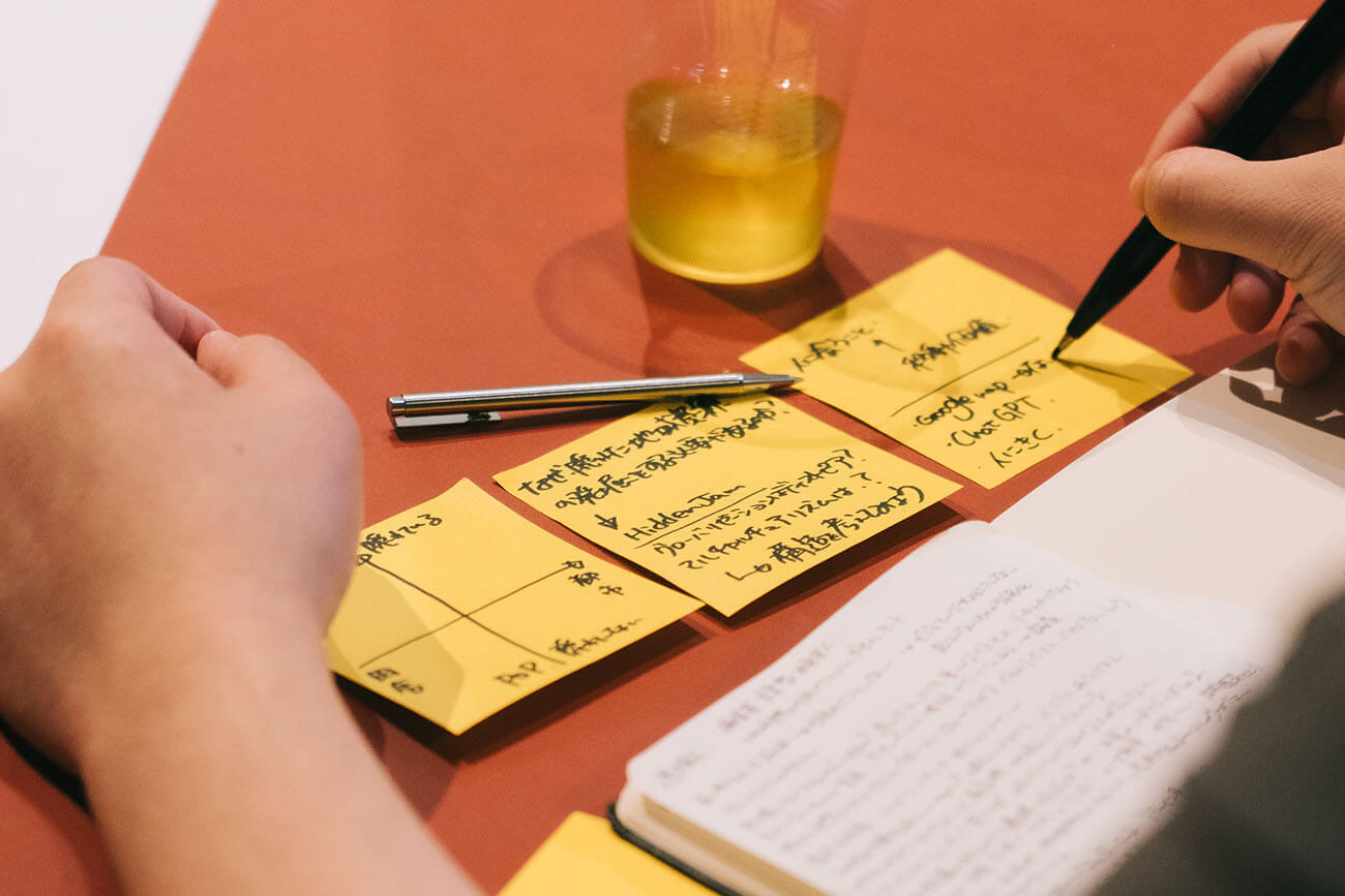 参加者がメモしている3枚の付箋を写した写真。「なぜ隠れた地域資源を発掘する必要があるのか」という問いを起点に、さまざまなメモ書きが記されている。