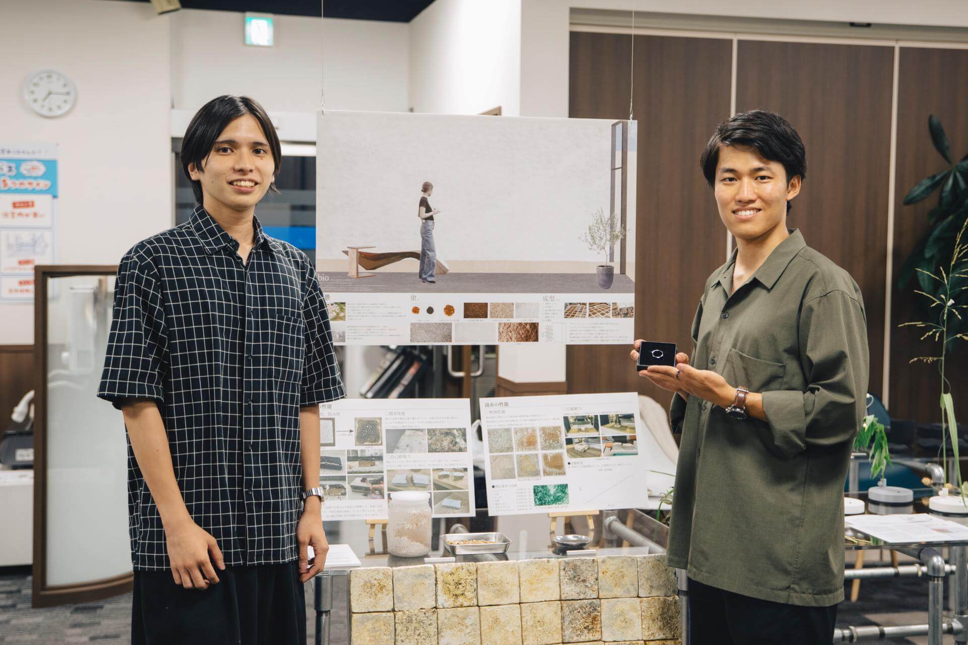 写真：ファイナリスト2名が作品前に並ぶ